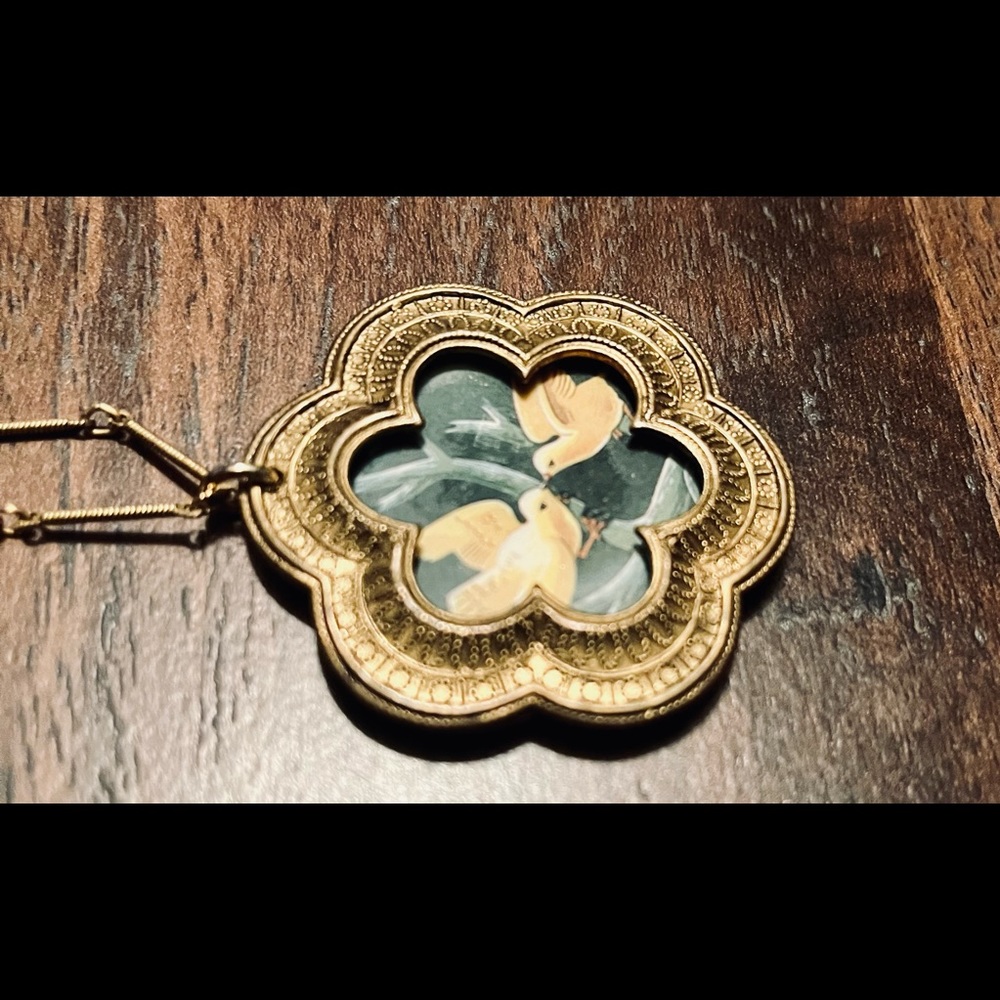 beautiful vintage looking birdie necklace